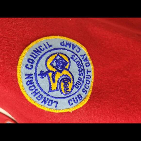 Vintage Cub Scout 1980-81 red felt vest with 7 patches - Picture 2 of 8